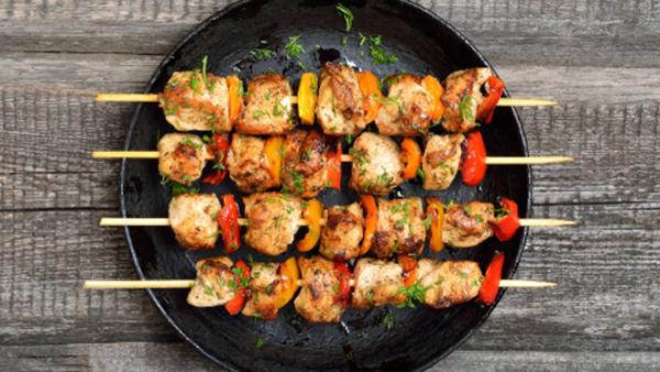 Brochettes de poulet marinées